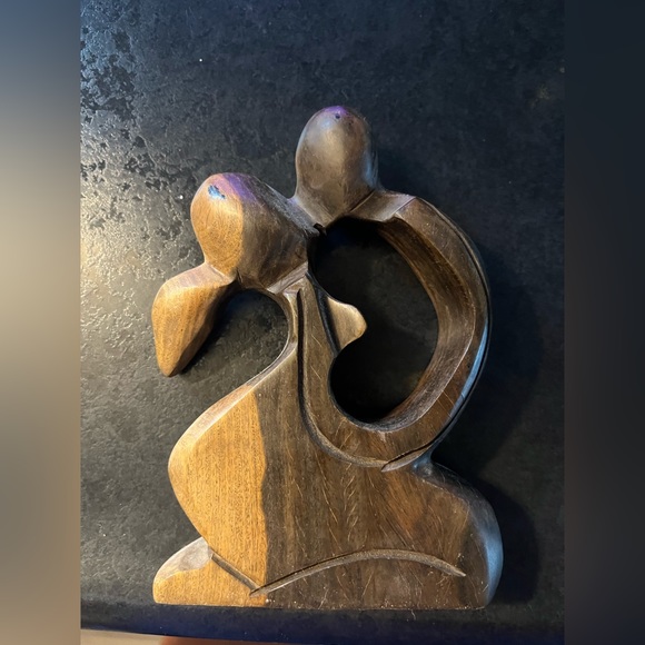 Man and Woman kissing wood - Picture 6 of 9